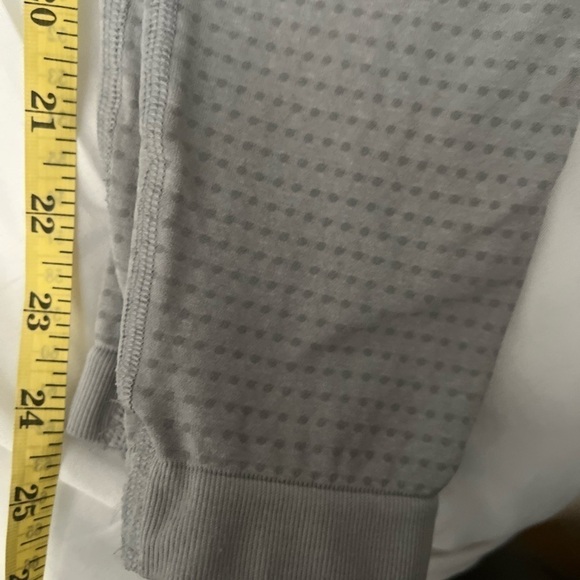 Women's Gymshark Light Gray Seamless Cropped Athletic Leggings Pants sz S - Picture 11 of 12